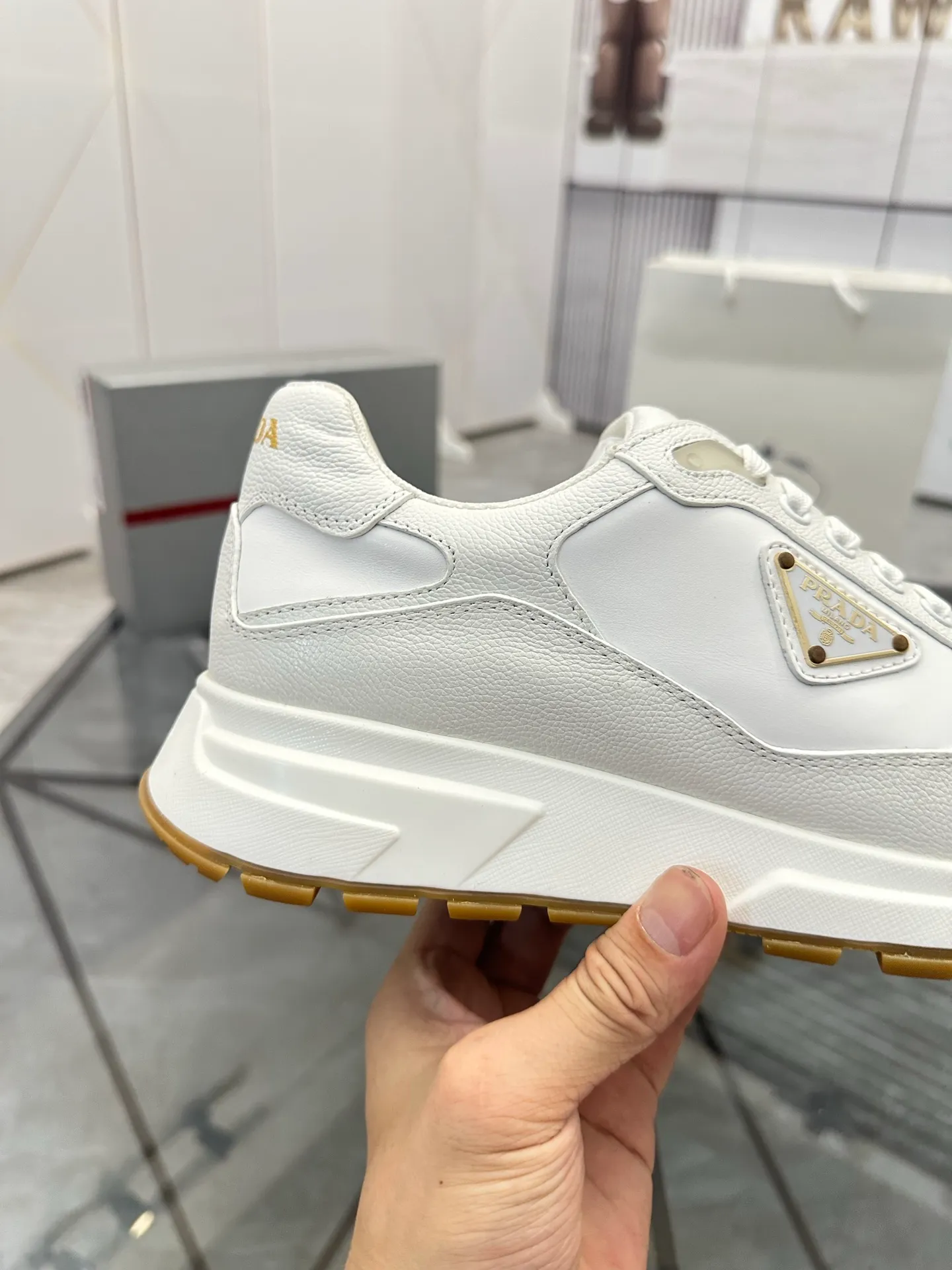 Men's shoes: 💰P600¥ High-end top quality Product trademark: Prada *"Prada*" low-top casual shoes Regular size: 38-45 (can be customized to 46) Product material: imported cowhide upper, breathable lining, cowhide foot pads, original ultra-light foam outsole. No.: 001